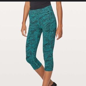 Lululemon In Movement Crop Kitakami Spirit Green Black size 2